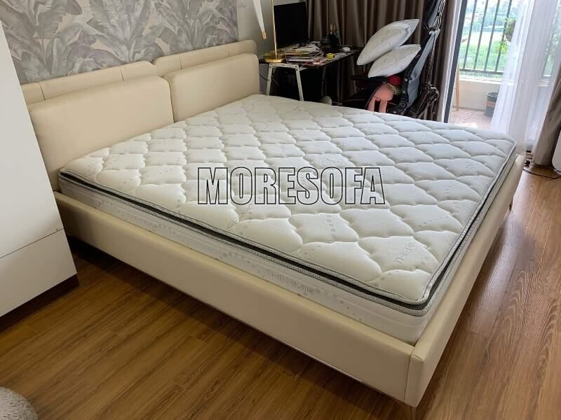 Mẫu giường ngủ bọc da màu sữa hiện đại được sản xuất tại xưởng MoreSofa-MHG 0006